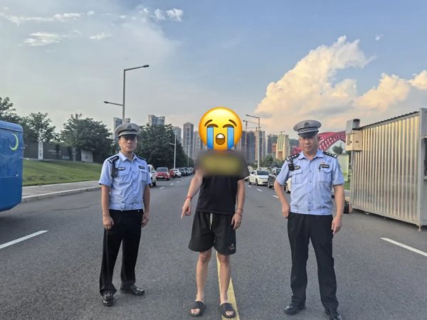 沪深股票配资 男子为躲检查当街烧胎逃逸，成都交警：拘